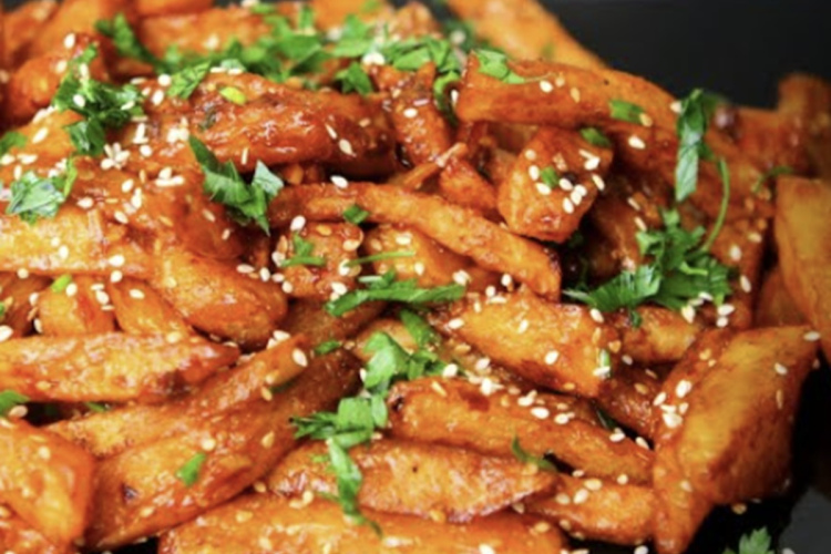 Cepti burkāni ķiploku un medus glazūrā: aromātiska piedeva maltītei