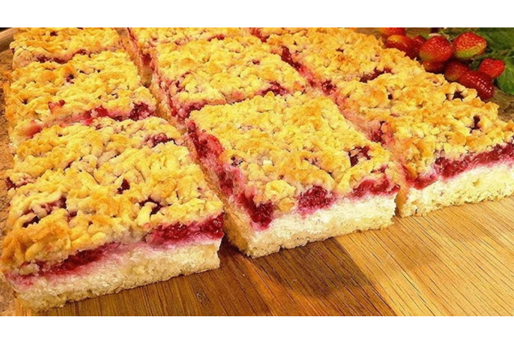 Tas pats leģendārais smilšu mīklas pīrāgs ar ievārījumu un riekstiem, ko gatavoja mūsu vecmāmiņas