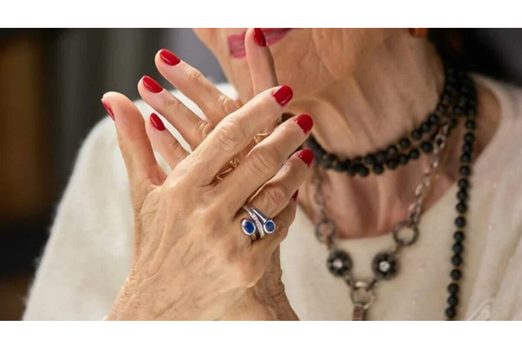 Manikīrs  sievietēm virs 60 gadiem - 9 perfektas nagu lakas  krāsas, kas vizuāli "atjauno" rokas