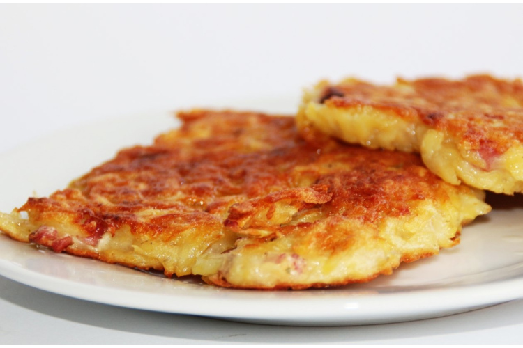 Draņiki jeb kartupeļu pankūkas ar mazu noslēpumu: sātīga recepte baltkrievu virtuves noskaņās