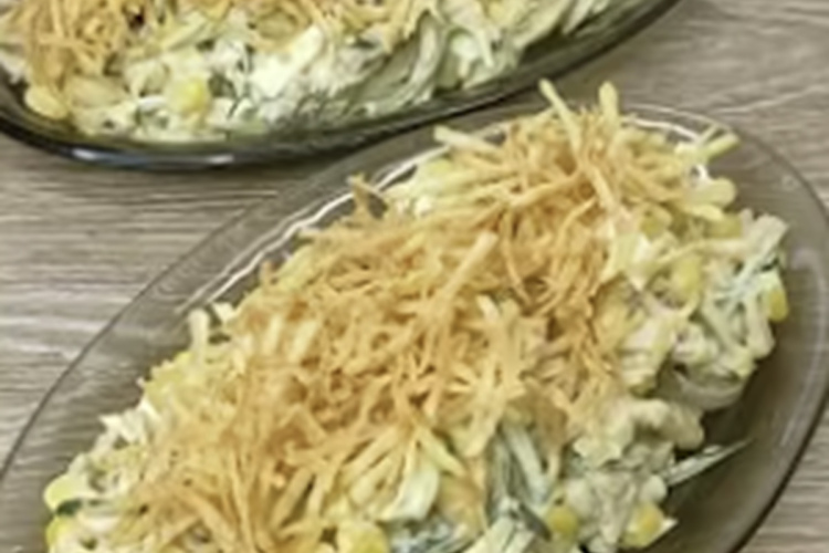 Kārtainie salāti "Hits" ar kraukšķīgiem ceptiem kartupeļiem un marinētiem sīpoliem