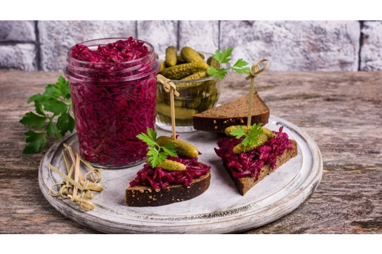 Mārrutki ar bietēm: klasiska un vienkārša piedeva ne tikai pie gaļas ēdieniem, bet arī der uz sviestmaizēm