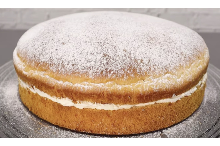 Pašgatavots Ņevas pīrāgs: klasiska recepte ar gaisīgu rauga mīklu un krēmu