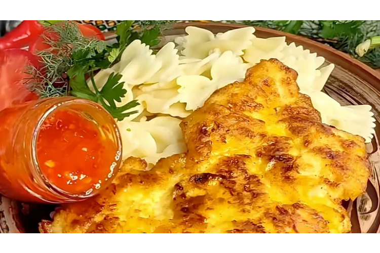 Sulīgas vistas filejas pagatavošana sīpolu un siera mīklā