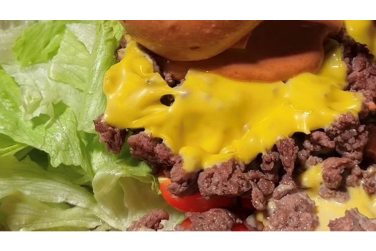 Kā mājās pagatavot čīzburgera salātus ar klasiskām sastāvdaļām