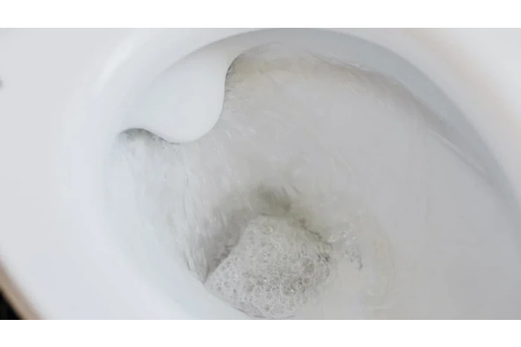 Dabīgi līdzekļi, kas palīdz uzturēt tualetes podu baltu ilgtermiņā