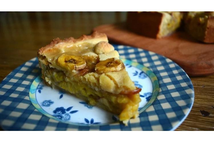 Banānu šarlote ar  maigu tekstūru un dabisku saldumu - lieliska alternatīva klasiskajai ābolu versijai