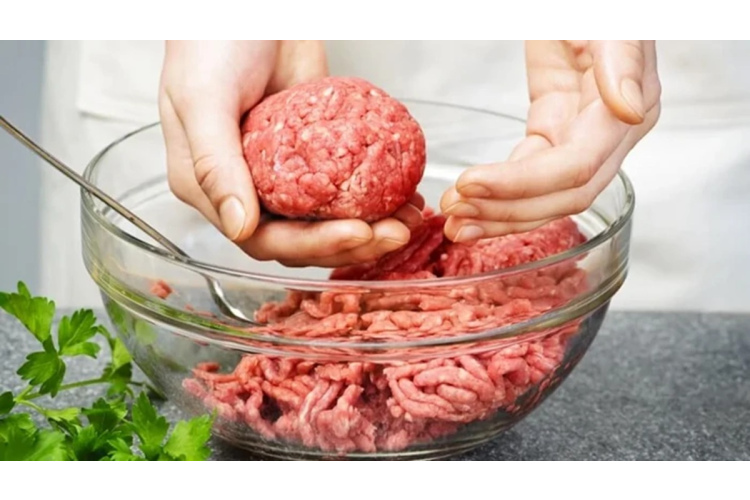 Pavāri vairs nepievieno maizi maltajai gaļai, bet citu sastāvdaļu, kas padara kotletes sulīgas un gaisīgas