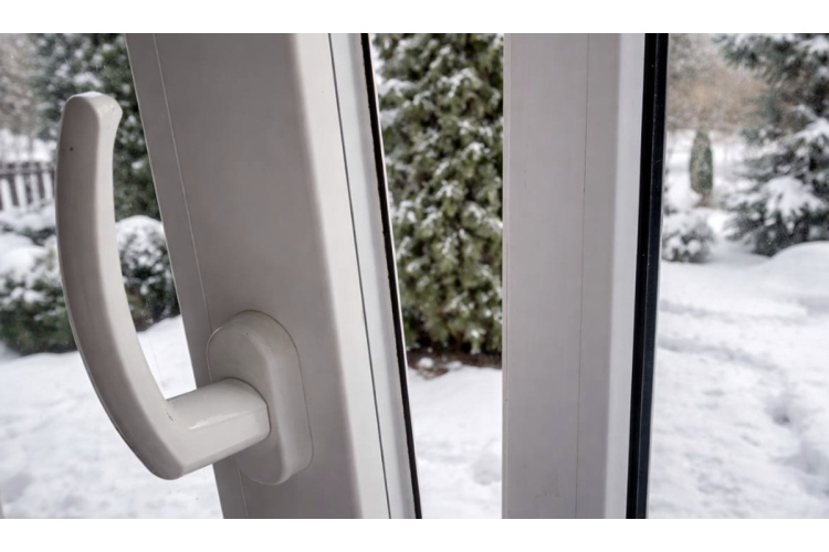 Ziemā telpu vēdināšana ar pusatvērtu logu var radīt negaidītas problēmas