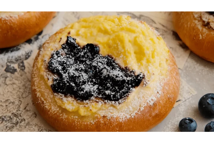 Mājās gatavotas biezpiena un melleņu bulciņas - klasiska recepte gaisīgam rezultātam