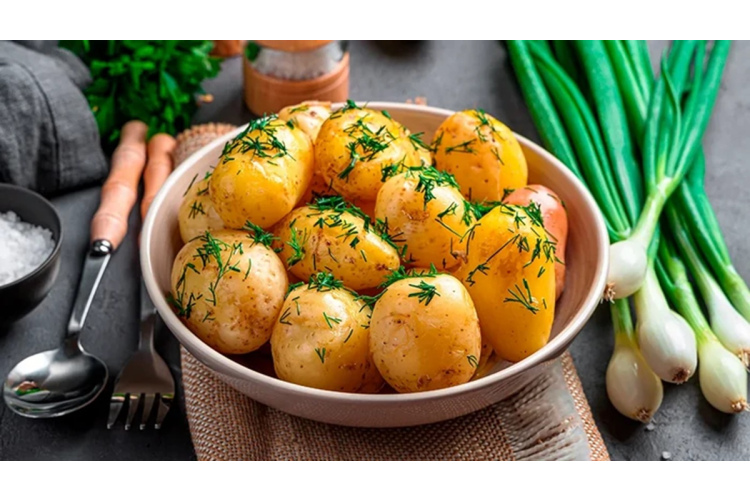 Profesionālu pavāru triks: kāpēc kartupeļu vārīšanai noder etiķis