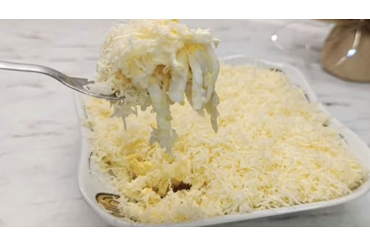 Maigi un gaisīgi siera un ābolu salāti ziemīgās noskaņās