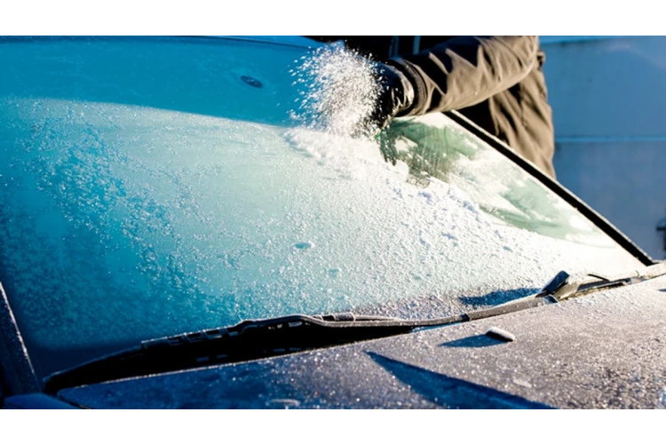 Paštaisīts līdzeklis vējstiklu atkausēšanai no 2 sastāvdaļām: kā ātri notīrīt auto ziemas rītos