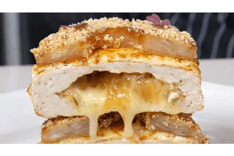 Vistas gaļas kotlete ar karamelizētiem sīpoliem un ananāsu franču gaumē