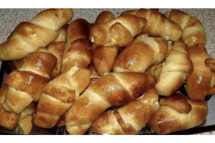 Mājās cepti  pīrādziņi ar kāpostu un olu pildījumu: recepte soli pa solim