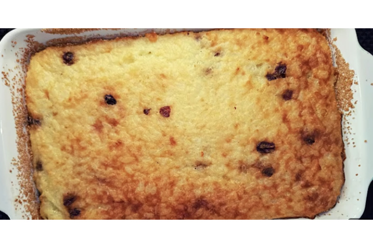 Klasiskais rīsu sacepums ar biezpienu un rozīnēm: vienkārša recepte bērnības desertam