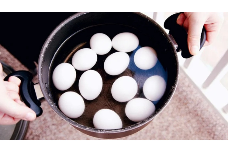 Būtiski iemesli, kāpēc cieti vārītas olas nav ieteicams strauji dzesēt ledus aukstā ūdenī