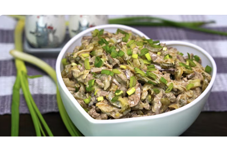 Trīs receptes sēņu salātiem: kā tos pagatavot ātri un garšīgi