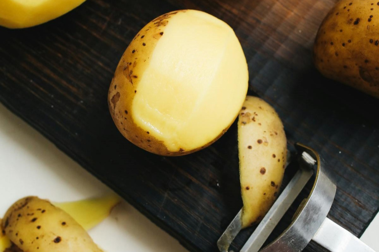 Neizmetiet kartupeļu mizas: tās palīdzēs atrisināt vairākas būtiskas problēmas virtuvē