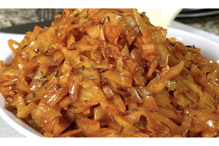 Sautēti kāposti ar tomātu pastu: vienkārša un sātīga dārzeņu piedeva