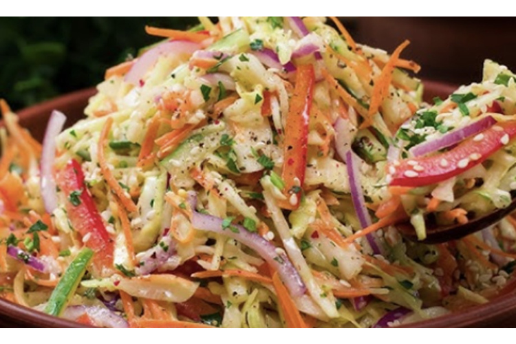 Kāpostu salāti, kas ledusskapī uzglabājas 10 dienas un garšo arvien labāk: klasiskā ēdnīcu recepte