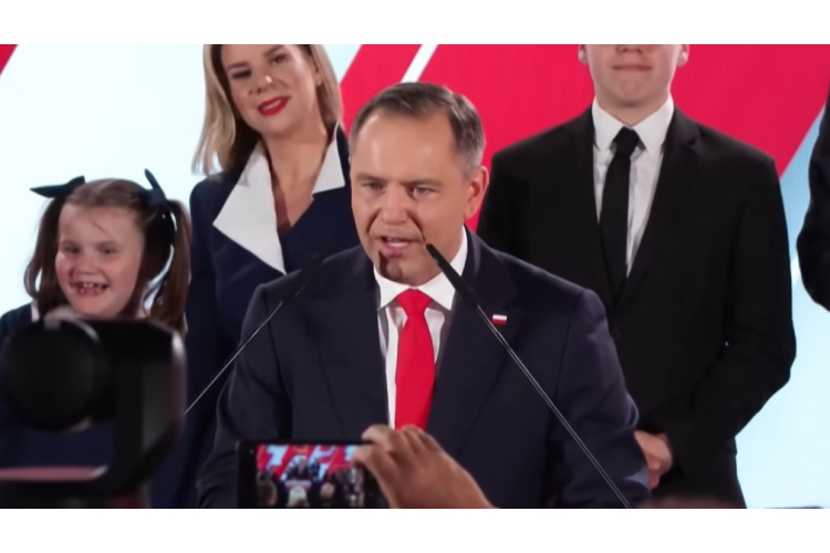 Polijas valdības plāns: sociālie mediji jauniešiem būs pieejami tikai no 15 gadu vecuma