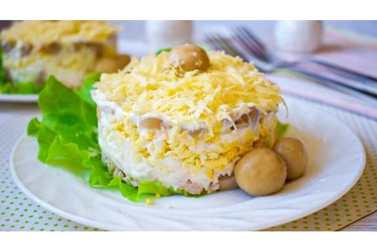 Sātīgi sēņu un siera salāti: vienkārša recepte ar trīs galvenajām sastāvdaļām