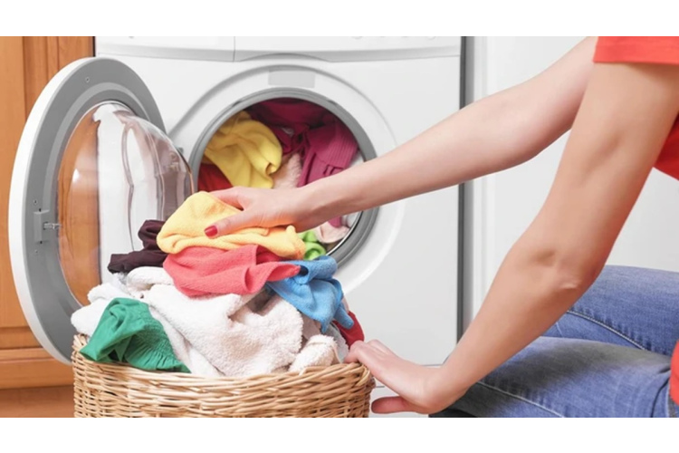 Kāpēc veļas mašīnā pievienot etiķi: negaidīti ieguvumi jūsu veļai