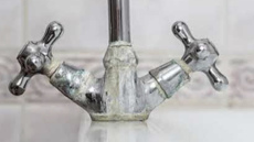 Efektīvas metodes kaļķakmens likvidēšanai: praktiski risinājumi mājokļa kopšanai