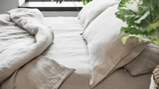 Kāpēc tikko mazgāta veļa mēdz nepatīkami smaržot: iemesli un risinājumi