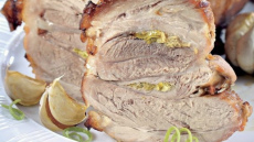 Sulīgs un aromātisks cepetis: cūkgaļas šķiņķis ar ingveru un ķiplokiem