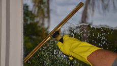 Efektīvi veidi logu spīdumam bez svītrām un biežākās kļūdas, no kurām izvairīties