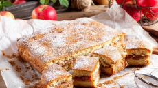 Lieldienu kārums no vienkāršām sastāvdaļām: ābolu pīrāgs bez sviesta un olām