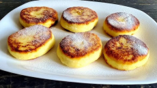 Mājas sīrņiki ar bērnības garšu: kā panākt vienmēr labu rezultātu