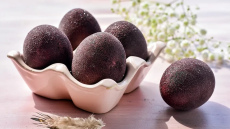 Lieldienu olu krāsošana ar sarkanvīnu: kā iegūt kristālisku un tumšu toni