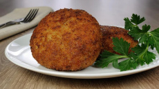 Ēdnīcas stila kotlešu gatavošana: kā iegūt raksturīgo garšu un sulīgumu