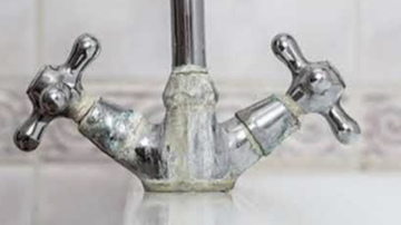 Efektīvas metodes kaļķakmens likvidēšanai: praktiski risinājumi mājokļa kopšanai