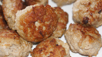 Vistas kotletes ar kūpinātu bekonu: recepte īpaši sulīgam rezultātam