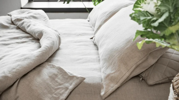 Kāpēc tikko mazgāta veļa mēdz nepatīkami smaržot: iemesli un risinājumi