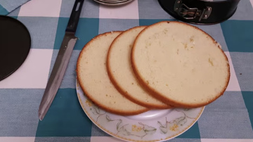 Vienmērīga biskvīta sagriešana kārtās: metode ar auklu un mērinstrumentiem