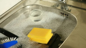 Kā mājas apstākļos efektīvi atbrīvot virtuves caurules no tauku nosēdumiem