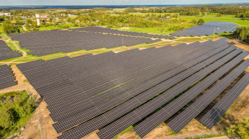 Saules enerģija arī naktī: Latvijas elektrostacijās investēs 25 miljonus eiro bateriju sistēmās