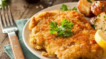 Sulīga mājas šnicele kartupeļu panējumā: klasiska padomju ēdnīcu recepte jaunā izpildījumā