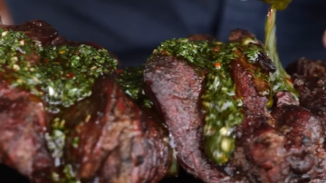 Bieza valriekstu un zaļumu mērce:  Kā pagatavot aromātisku pašmāju mērci šašlikam tikai 7 minūtēs