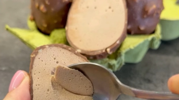 Lieldienu deserts: šokolādes olas ar maigu krēmsiera pildījumu un riekstu glazūru