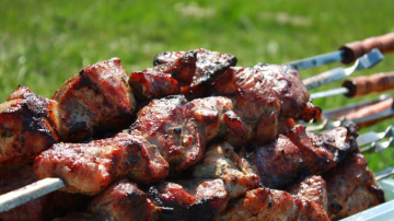 Kā pagatavot sulīgu liellopu gaļas šašliku: trīs pamatnoteikumi izcilam rezultātam