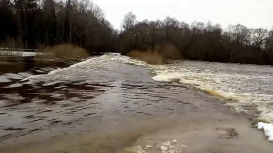 Upes iziet no krastiem: dzeltenais brīdinājums par plūdiem būs spēkā līdz pat otrdienai