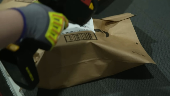 Jauni noteikumi veikalniekiem: kā jārīkojas, ja pircēja rokās nonāk nedroša prece