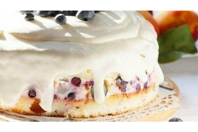 Biezpiena suflē kūka ar gaisīgu biskvītu: klasisks deserts, ko viegli pagatavot