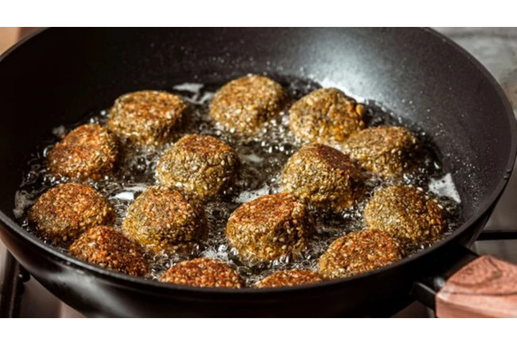 Kļūdas, kuru dēļ dārzeņu kotletes pannā mēdz izjukt: praktiski ieteikumi formas saglabāšanai